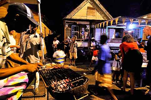 Poisson grillé, rhum et musique à gogo chaque vendredi soir dans les rues d’Anse-la-Raye