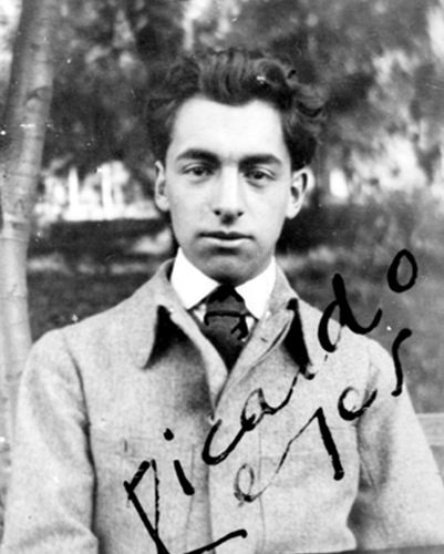 Pablo Neruda, nom de plume de Ricardo Eliecer Neftalí Reyes Basoalto, est un poète, écrivain, diplomate, homme politique et penseur chilien, né le 12 juillet 1904 à Parral (province de Linares, Chili), mort le 23 septembre 1973 à Santiago du Chili.