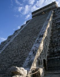 Les escaliers de la pyramide El Castillo.