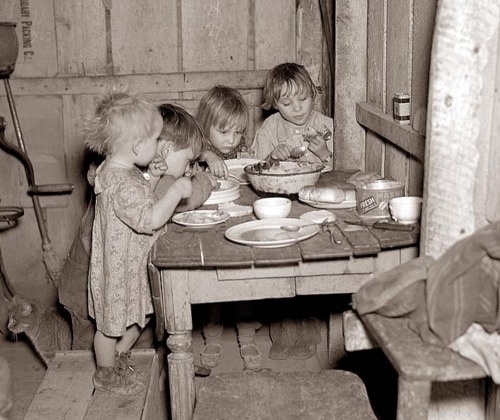 Enfants mangeant leur repas de Nol au cours de la Grande Dpression navet et le chou.jpg